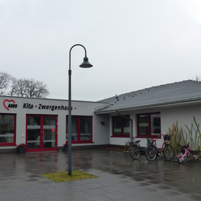 Die integrative Kita „Zwergenhaus“ in Stralsund an einem regnerischen Tag